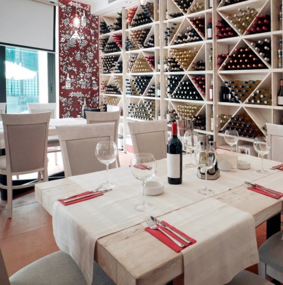 Decor alb-rosu motiv struguri, vin Faianta pictata pentru restaurante si cafenele 