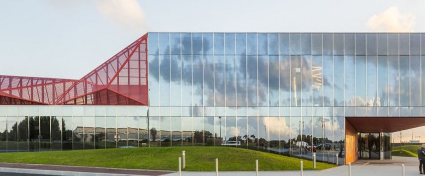 Centrul Cultural "La Hague" - Centrul Cultural "La Hague" exterior din oglinzi si interioare finisate in