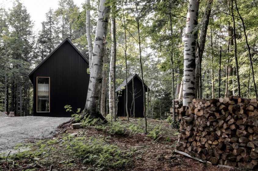 O casă neagră din metal se ascunde într-o pădure din Quebec - O casă neagră din