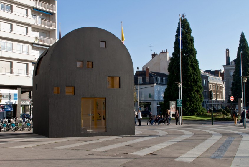 O schiță a arhitectului Ettore Sottsass a fost transformată într-un pavilion pentru Bienala de Arhitectură din