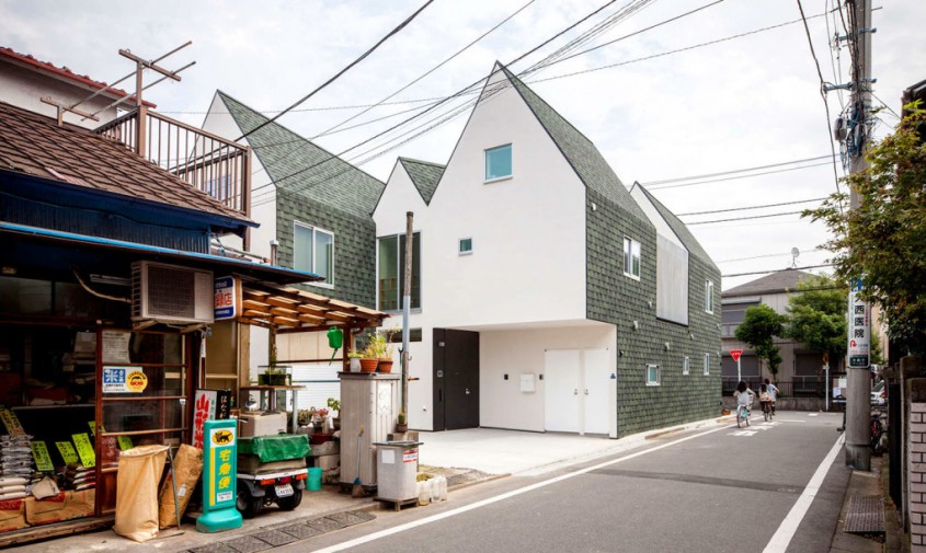Casa si spatiu de birouri impreuna intr-o serie de volume inguste din Tokyo - Casa si