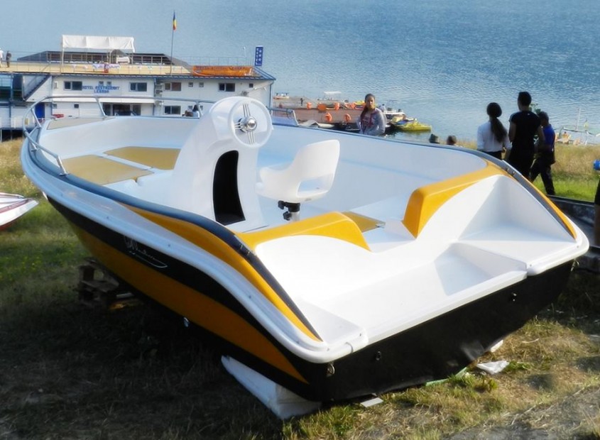 Model ambarcatiune: Delphin 5.5 - Expozitia de barci - Criber Nautics