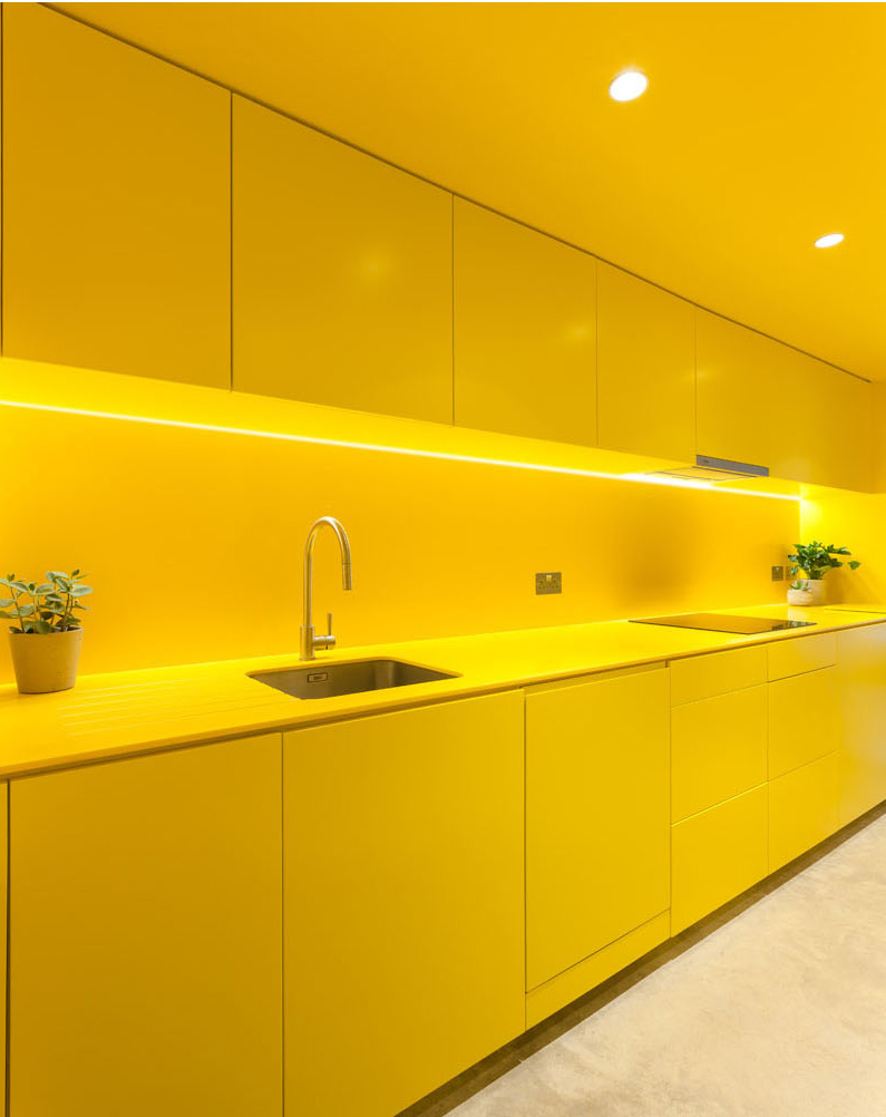 O bucătărie galbenă complet care luminează întreaga locuință - O bucătărie galbenă complet care luminează întreaga