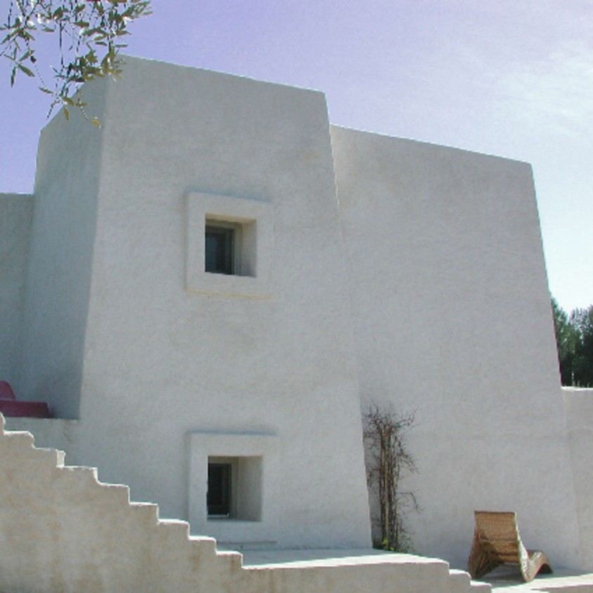 Casa G-M - O casa cu pereti din roca vulcanica si fibre de cactus