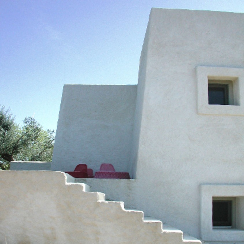 Casa G-M - O casa cu pereti din roca vulcanica si fibre de cactus