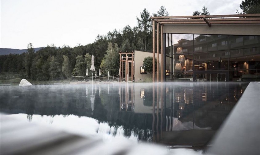 Hotel de lux pe malul unui lac promite o reîntoarcere în natură - Hotel de lux