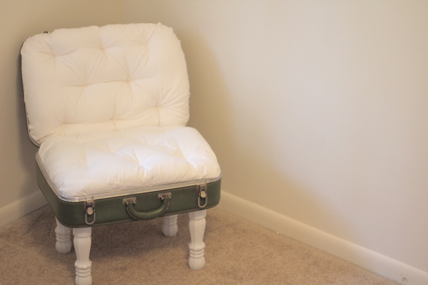 Un scaunel decorativ ca de poveste din valiza de piele a bunicii - Un scaunel decorativ