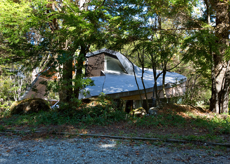 Casa Nagohora - O casa adaptata pentru terenul accidentat din padure