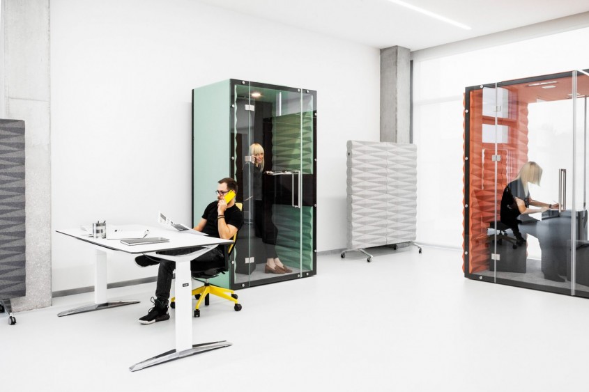 Cabine izolate fonic transformate în spații de lucru private pentru birourile în plan deschis - Cabine