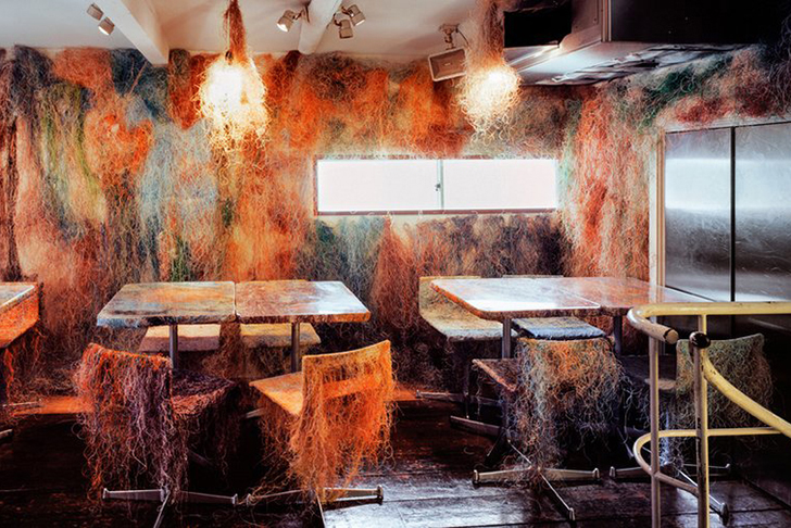 Un restaurant decorat cu mii de cabluri si fire acrilice - Un restaurant decorat cu mii