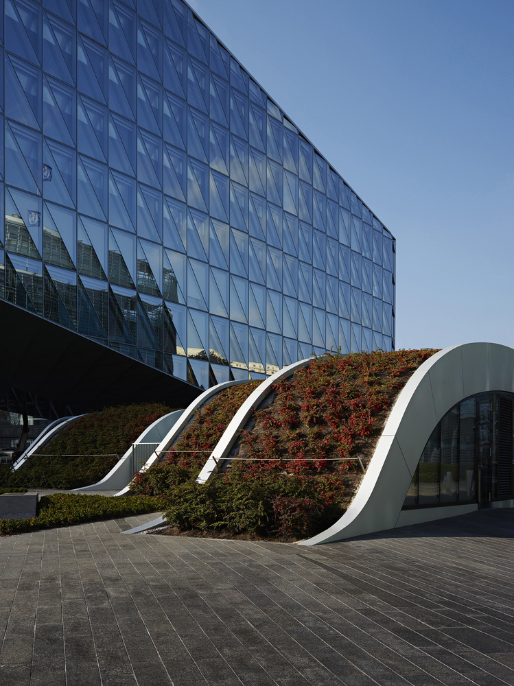 Gradinita Origami - Un acoperis verde intre doua cladiri de birouri mascheaza spatiile unei gradinite