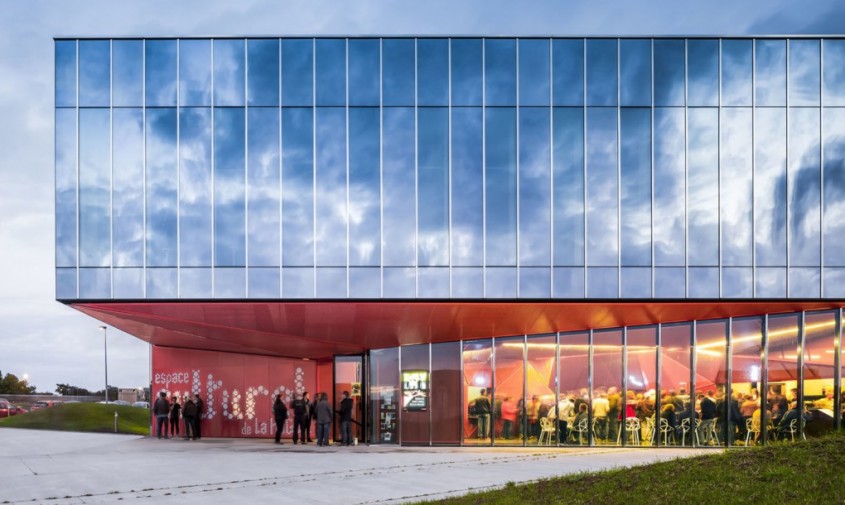 Centrul Cultural "La Hague" - Centrul Cultural "La Hague" exterior din oglinzi si interioare finisate in