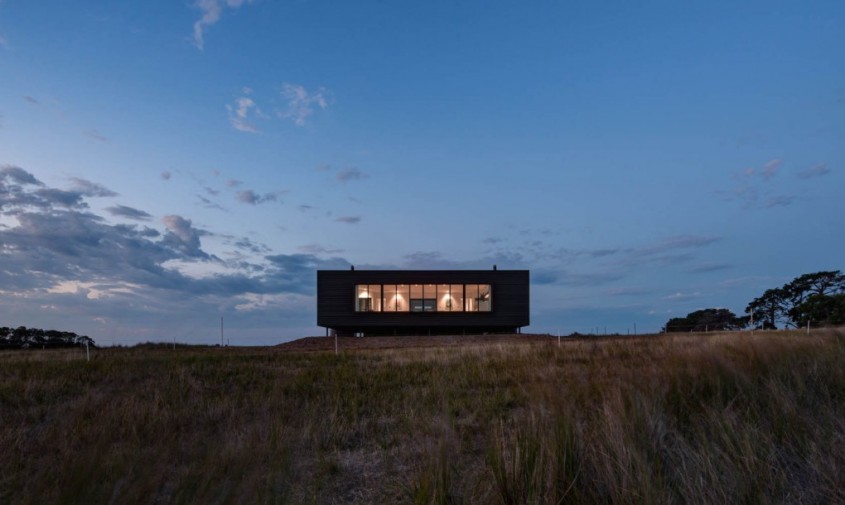 O casa izolata pe o insula functioneaza integral cu energie solara - Casa izolata pe o