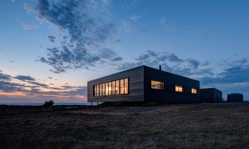 O casa izolata pe o insula functioneaza integral cu energie solara - Casa izolata pe o