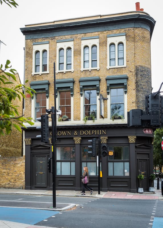 Un vechi pub londonez transformat intr-o casa primitoare - Un vechi pub londonez amenajat intr-o casa