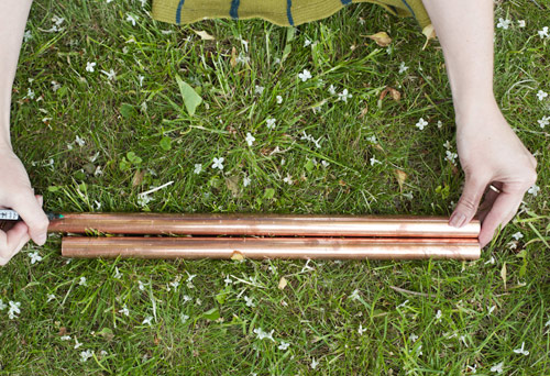 Masuta de cafea cu picioare de alama - un proiect DIY usor si de efect -