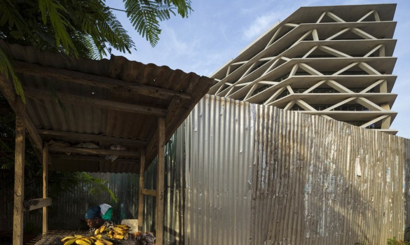Parasolare din beton protejeaza anvelopanta din sticla a aeroportului din Ghana - Parasolare din beton protejeaza
