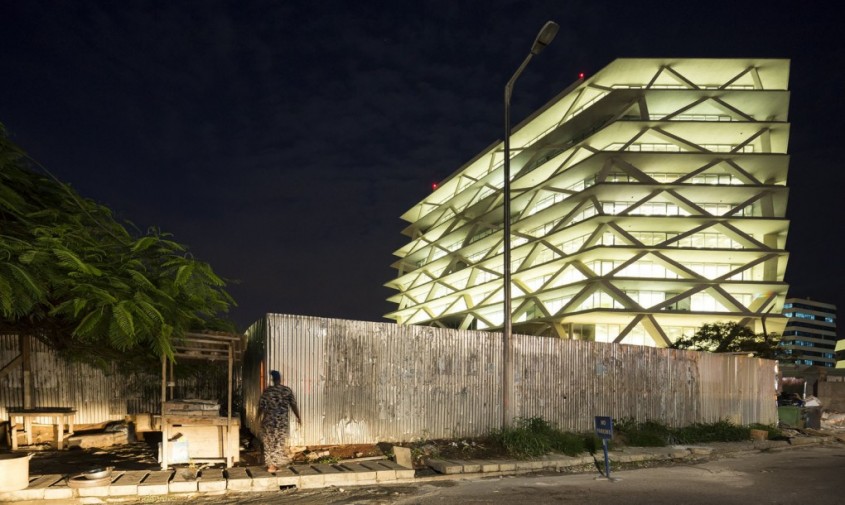 Parasolare din beton protejeaza anvelopanta din sticla a aeroportului din Ghana - Parasolare din beton protejeaza