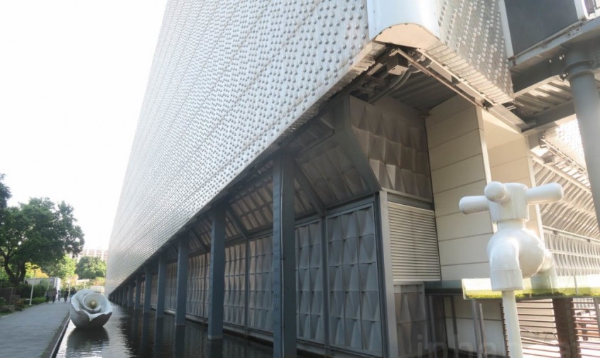 Pavilionul EcoARK - O cladire uimitoare desi construita din 1 5 milioane de sticle de plastic