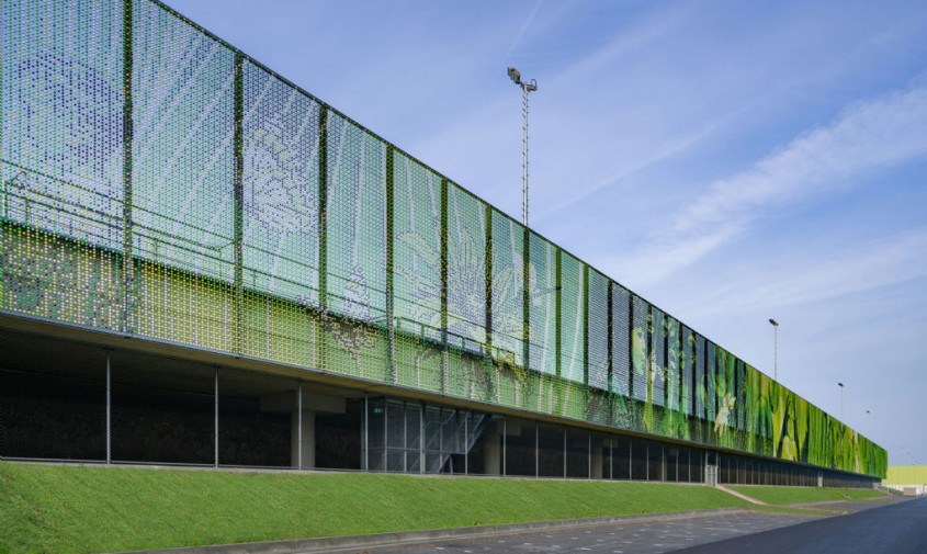 Schiedam-Sports-Park-by-MoederscheimMoonen-Architects-3-1020x610 - O zona dintr-un drum expres a fost acoperita de un parc si de un