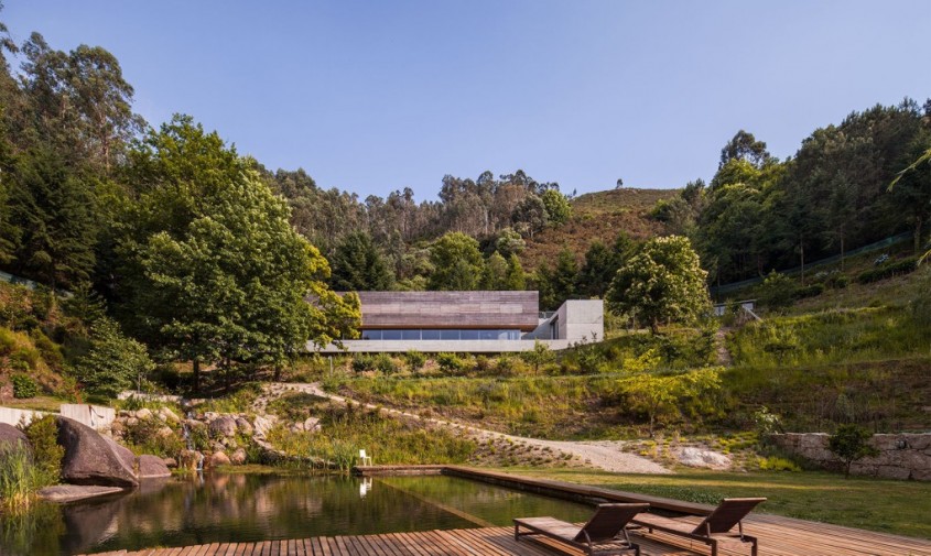 Casa spectaculoasa agatata in versantul unui deal din Portugalia - Casa spectaculoasa agatata in versantul unui
