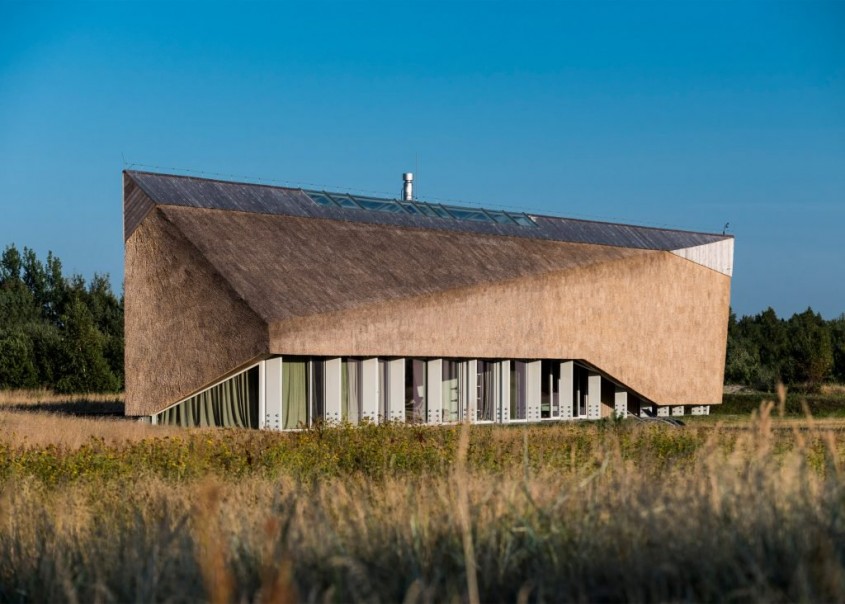 Casa Dune - Forme sculpturale pentru acoperisul din stuf al unei case de vacanta