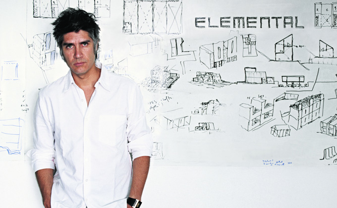 Alejandro Aravena - Arhitectul Alejandro Aravena este laureatul prestigiosului Premiu Pritzker 2016
