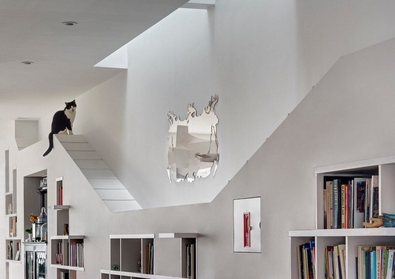 O casă plină de energie pentru iubitorii de cărți și pisici - O casă plină de