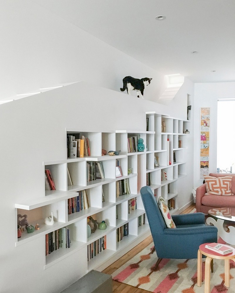 O casă plină de energie pentru iubitorii de cărți și pisici - O casă plină de