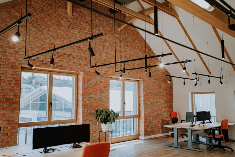 Iluminat birouri cu spoturi pe sina 01 - Iluminat arhitectural versatil pentru spații de birouri 
