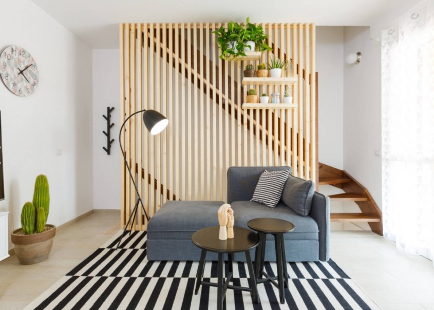 Un perete secționat din lemn cu rolul de a delimita spațiul din casă - Un perete