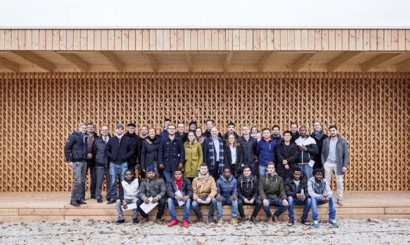 Studenti germani si refugiati construiesc un centru comunitar integral din lemn - Studenti germani si refugiati
