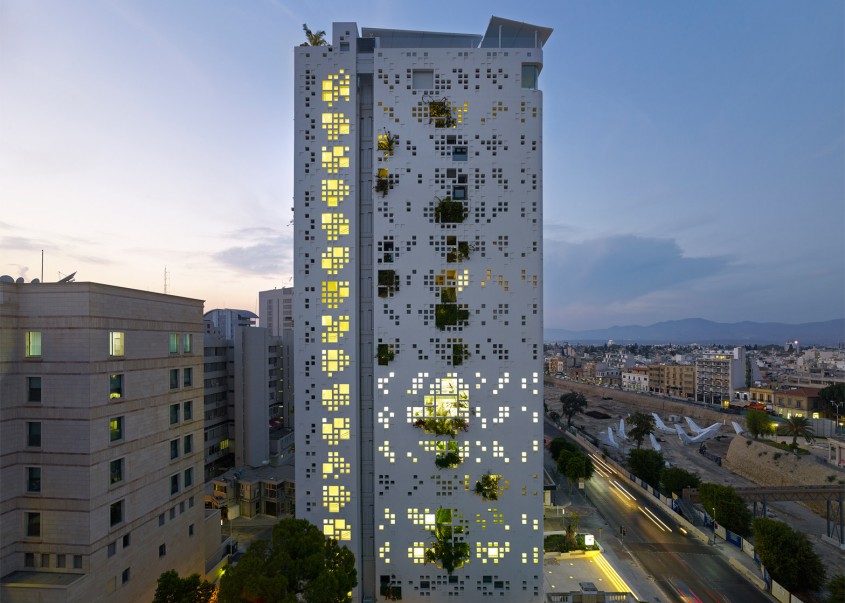 La turnul lui Jean Nouvel din Cipru plantele tasnesc prin pereti - La turnul lui Jean