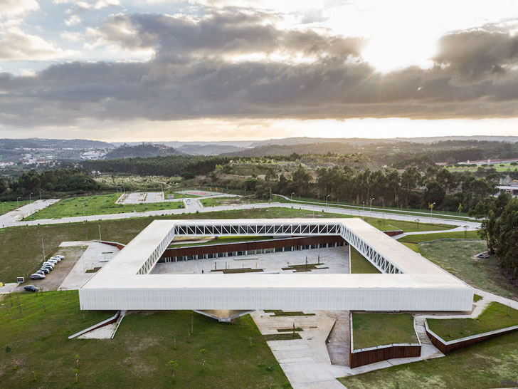 Arhitectura suspendata a Parcului Tehnologic Obidos incadreaza peisajul portughez - Arhitectura suspendata a Parcului Tehnologic Obidos