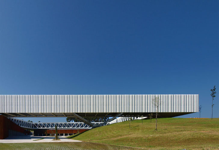 Arhitectura suspendata a Parcului Tehnologic Obidos incadreaza peisajul portughez - Arhitectura suspendata a Parcului Tehnologic Obidos