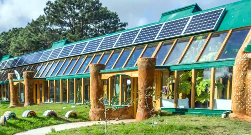 Arhitectul Michael Reynolds construiește prima școală durabilă din Argentina - Arhitectul Michael Reynolds construiește prima școală