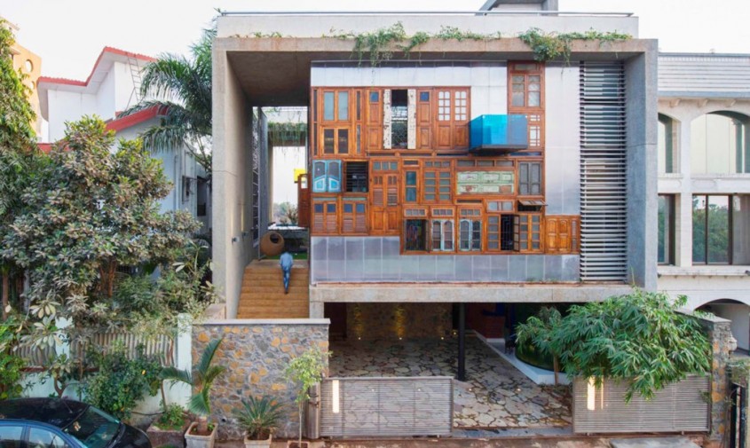 Efect estetic deosebit pentru o casa decorata cu zeci de ferestre si usi reciclate - Efect