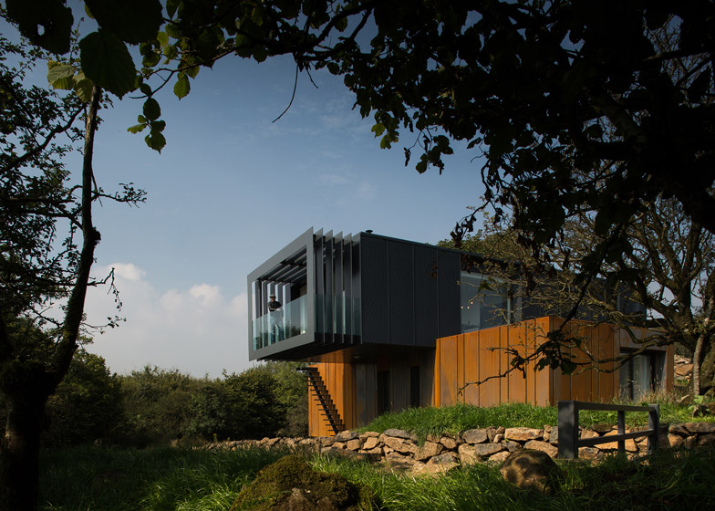 Grillagh Water House - O casa reconfigurata pentru a fi construita din containere de marfa