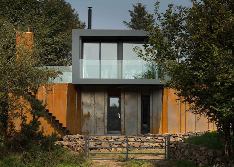 Grillagh Water House - O casa reconfigurata pentru a fi construita din containere de marfa