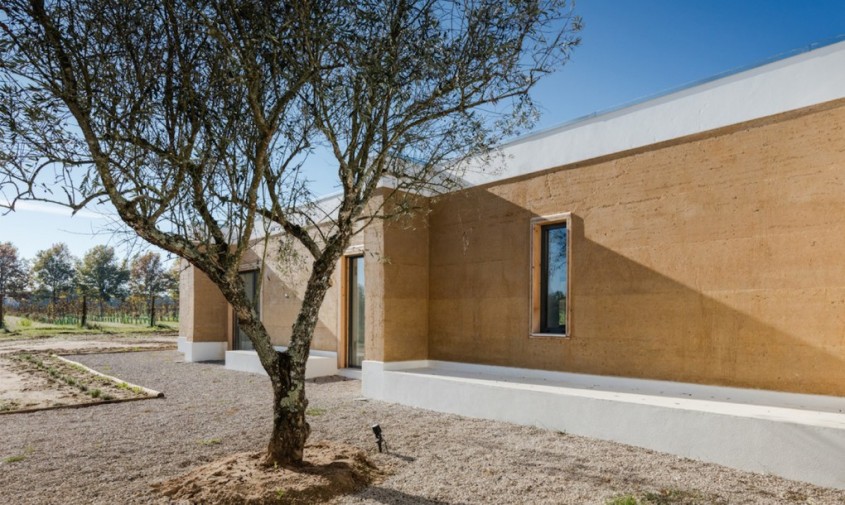 Casa din pamant construita intr-o vie din Portugalia - Casa din pamant construita intr-o vie din