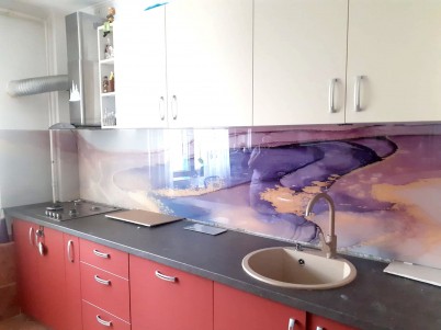 Mobilier de bucatarie cu geam imprimat  digital - model abstract - Lucrari realizate de GEAM PERSONALIZAT