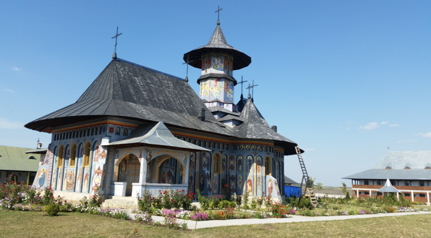 Manastirea Alexandru Vlahuta a contractat cu numarul 1 in Europa pentru sisteme complete de invelitoare cu
