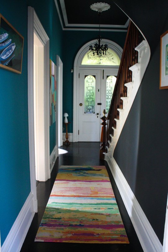 O casa cu interioare finisate in culori intense - O casa cu interioare finisate in culori