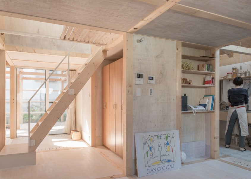Structura din lemn adaposteste o casa in alta casa - Structura din lemn adaposteste o casa