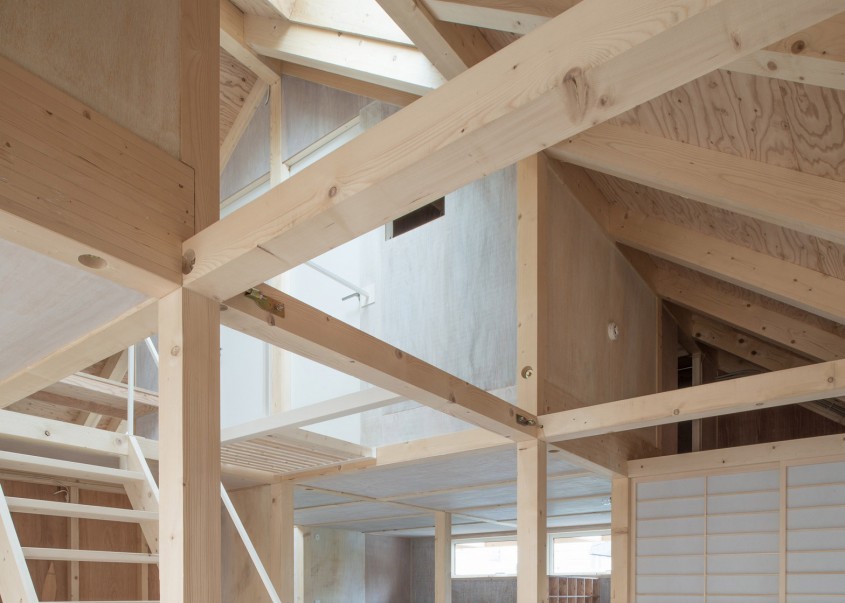 Structura din lemn adaposteste o casa in alta casa - Structura din lemn adaposteste o casa