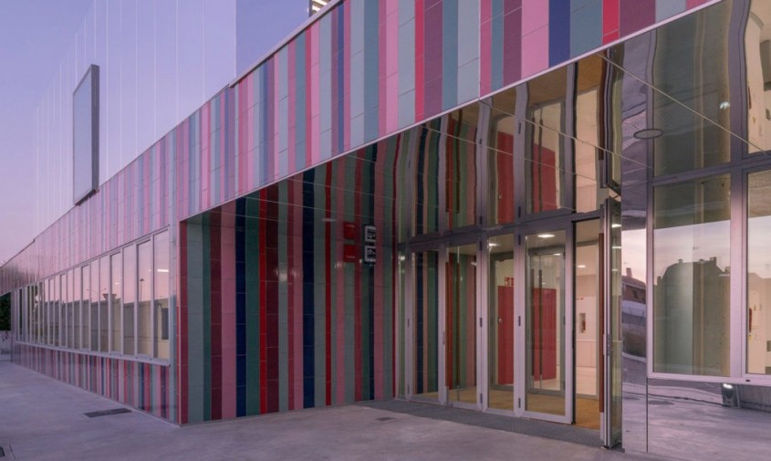 O scoala colorata ce pare ca dispare in orizont - O școală colorată ce pare că