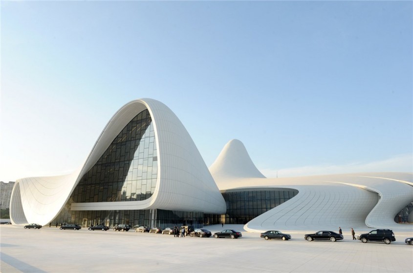 Heydar Aliyev Center Azerbaidjan - Doliu in lumea arhitecturii Zaha Hadid a decedat ieri in urma