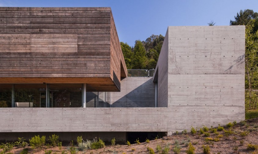 Casa spectaculoasa agatata in versantul unui deal din Portugalia - Casa spectaculoasa agatata in versantul unui
