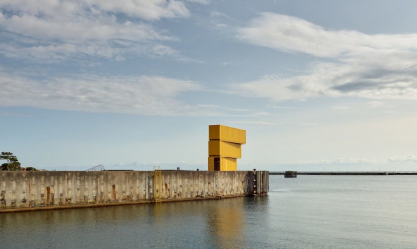 Turn de sărituri făcut din trei containere de transport maritim - Turn de sărituri făcut din