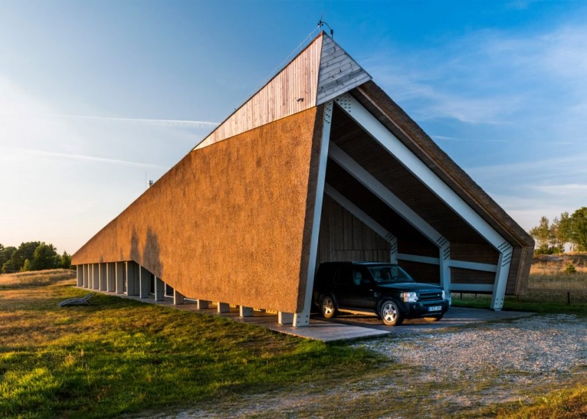 Casa Dune - Forme sculpturale pentru acoperisul din stuf al unei case de vacanta